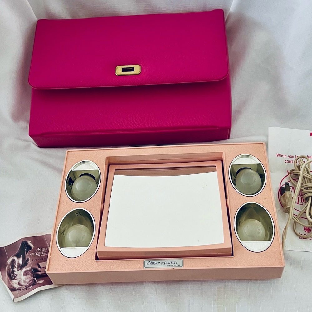 Vintage~ 60’s 70’s / Mirror Go Lightly~Petite / Lighted Makeup Mirror
